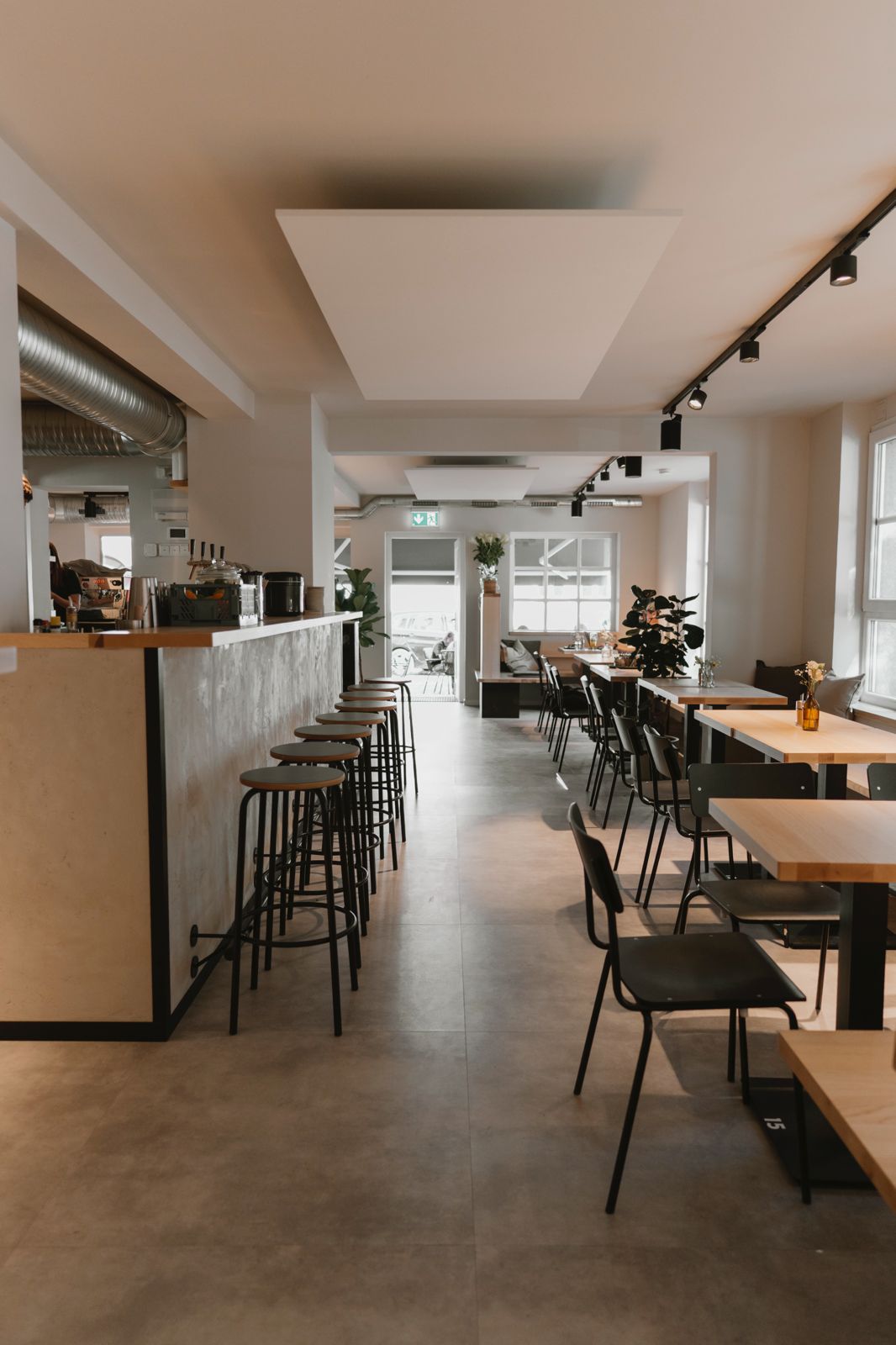 Dekorative Wandgestaltung in einem hochwertigen Café-Innenraum
